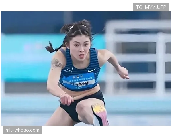 吴艳妮赛前涂指甲油的画面被拍到,这姐是真把田径场当T台了? 吴艳妮赛前涂指甲油的画面被拍到,这姐是真把田径场当T台了?